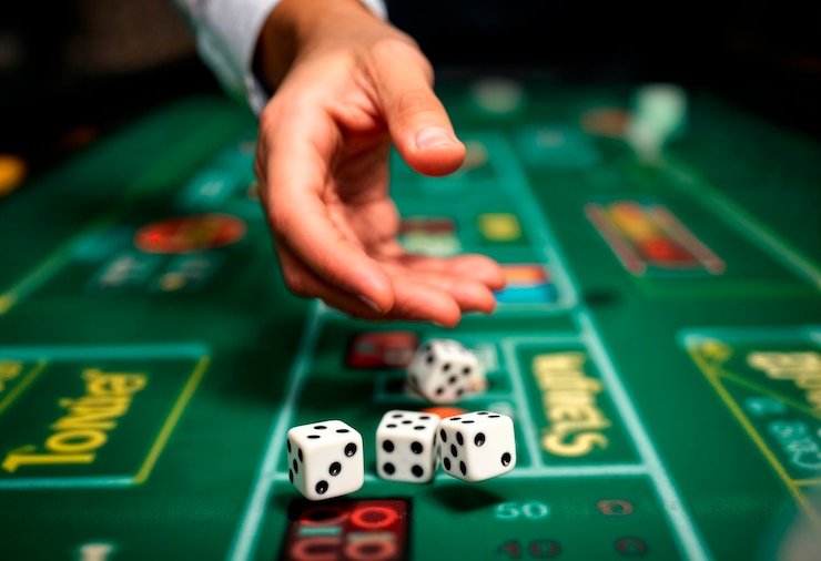 Mobile app home screen showing live markets and casino tables
