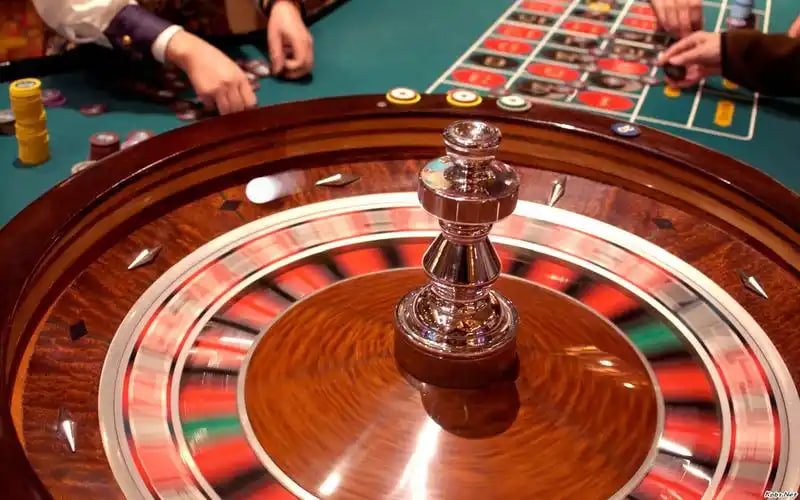 Play'n GO roulette wheel spinning live on mobile phone display